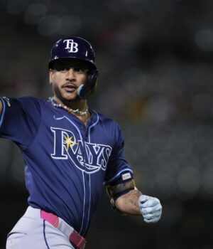 José Siri Brilla con Dos Jonrones y Lleva a los Rays a la Victoria en un Emocionante Duelo 3