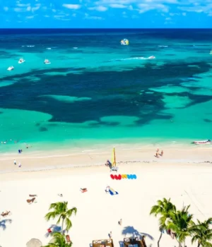 Vista aérea de una playa de Punta Cana con visitantes y actividades acuáticas