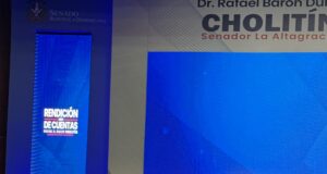 EL SENADOR BARÓN DULUC PRESENTA MEMORIAS ANTE UN AUDITORIO ABARROTADO