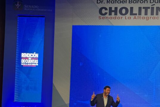 EL SENADOR BARÓN DULUC PRESENTA MEMORIAS ANTE UN AUDITORIO ABARROTADO