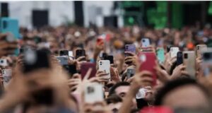 La búsqueda de ‘likes’ afecta la salud mental, advierten especialistas.-