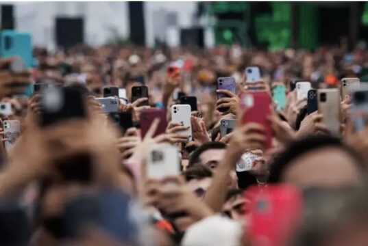 La búsqueda de ‘likes’ afecta la salud mental, advierten especialistas.-