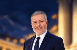 Retrato de Fernando Placeres con traje azul oscuro, imagen de autor para Nota Editorial.