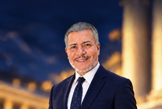 Retrato de Fernando Placeres con traje azul oscuro, imagen de autor para Nota Editorial.