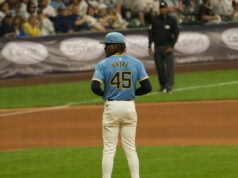 El relevista dominicano Abner Uribe con el uniforme de los Cerveceros de Milwaukee durante un partido en 2025