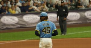 El relevista dominicano Abner Uribe con el uniforme de los Cerveceros de Milwaukee durante un partido en 2025