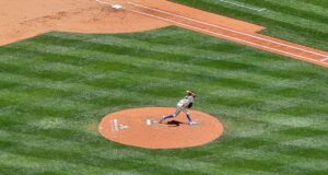 Lanzador de béisbol en el montículo, imagen ilustrativa del inicio de LIDOM