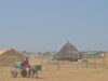 Calle de Abyei con viviendas y una carreta tirada por un burro, en una fotografía de archivo de noviembre de 2009.