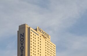 Edificio de un hotel Novotel del grupo Accor, fotografía de archivo