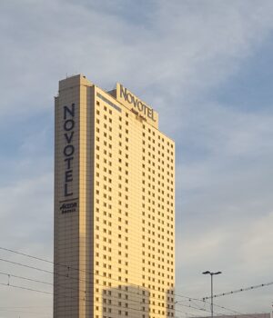 Hotel Novotel Centrum de Accor en Varsovia; fotografía de archivo de 2019.