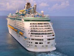 Crucero Adventure of the Seas saliendo de CocoCay, Bahamas, el 29 de febrero de 2024.