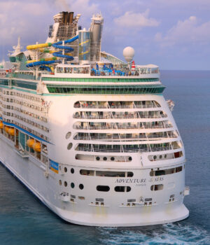 Adventure of the Seas en CocoCay — archivo, 2024 — Larry D. Moore Crucero Adventure of the Seas saliendo de CocoCay, Bahamas, el 29 de febrero de 2024.