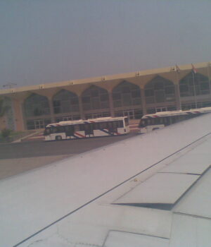 Aeropuerto de Adén — Muhammad Nasser Mahdi al-Qumaishi (archivo, 2007) Terminal del aeropuerto de Adén, Yemen, vista desde un avión en una fotografía de archivo de 2007.