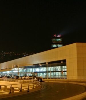 Vista nocturna del Aeropuerto Internacional Rafic Hariri de Beirut, Líbano