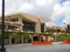 Exterior del edificio terminal del aeropuerto internacional de Guam, fotografiado por Abasaa en julio de 2010.