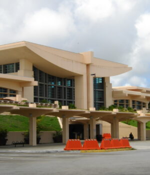 Exterior del edificio terminal del aeropuerto internacional de Guam, fotografiado por Abasaa en julio de 2010.
