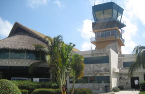 Terminal y torre de control del Aeropuerto Internacional de Punta Cana, que programó 556 llegadas aéreas