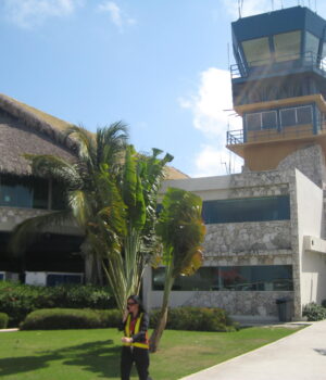 Terminal y torre de control del Aeropuerto Internacional de Punta Cana, que programó 556 llegadas aéreas