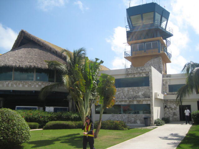 Aeropuerto Internacional de Punta Cana Terminal y torre de control del Aeropuerto Internacional de Punta Cana, que programó 556 llegadas aéreas