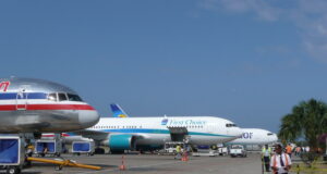 Aviones estacionados junto a la terminal del Aeropuerto Internacional de Punta Cana