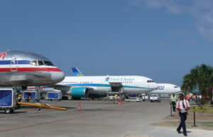 Aviones comerciales en la terminal del Aeropuerto Internacional de Punta Cana