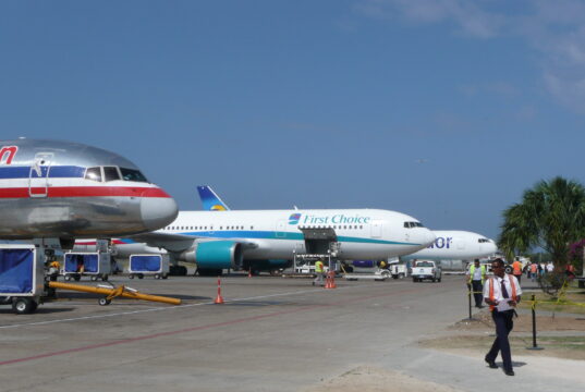 Aviones comerciales en la terminal del Aeropuerto Internacional de Punta Cana