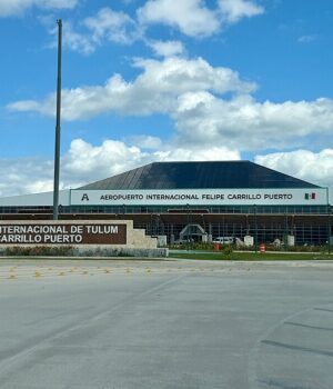 Exterior del Aeropuerto Internacional de Tulum Felipe Carrillo Puerto, fotografiado en diciembre de 2025