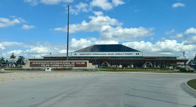 Exterior del Aeropuerto Internacional de Tulum Felipe Carrillo Puerto, fotografiado en diciembre de 2025