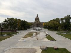Edificio de la Asamblea Legislativa de Alberta y sus jardines en Edmonton, fotografiados en septiembre de 2026.