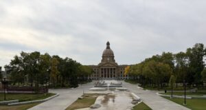 Edificio de la Asamblea Legislativa de Alberta y sus jardines en Edmonton, fotografiados en septiembre de 2026.