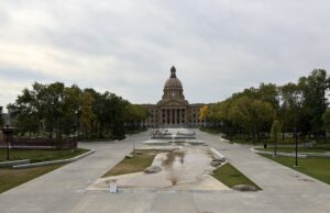 Edificio de la Asamblea Legislativa de Alberta y sus jardines en Edmonton; fotografía de archivo de septiembre de 2026.
