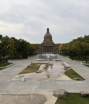 Legislatura de Alberta — Dr vulpes, septiembre de 2026 Edificio de la Asamblea Legislativa de Alberta y sus jardines en Edmonton, fotografiados en septiembre de 2026.