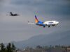 Boeing 737 MAX 8-200 de Allegiant, matrícula N820NV, en vuelo junto a una aeronave de filmación; archivo de septiembre de 2025.