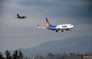 Boeing 737 MAX 8-200 de Allegiant, matrícula N820NV, en vuelo junto a una aeronave de filmación; archivo de septiembre de 2025.