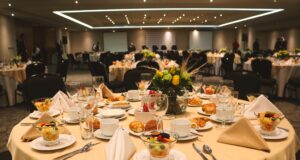 Mesa preparada para una cena de gala de alta gastronomía, imagen ilustrativa