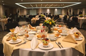 Mesa preparada para una cena de gala de alta gastronomía, imagen ilustrativa