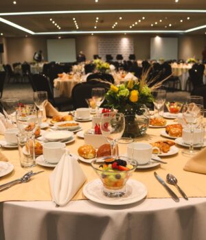 Mesa preparada para una cena de gala de alta gastronomía, imagen ilustrativa