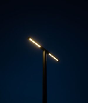 Lámpara de alumbrado público — fotografía de archivo Lámpara de alumbrado público encendida contra el cielo nocturno; imagen ilustrativa de archivo.