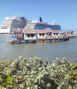 Amber Cove — Ulises Icardi (archivo, 2023) Crucero junto a la terminal Amber Cove, Puerto Plata; fotografía de archivo de febrero de 2023.