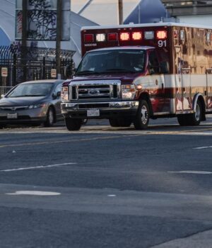 Ambulancia de emergencia, imagen alusiva a la asistencia de tres heridos en San Pedro de Macorís