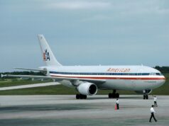 Avión de American Airlines en el Aeropuerto Internacional Las Américas