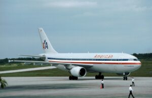 Avión de American Airlines en el Aeropuerto Internacional Las Américas de Santo Domingo