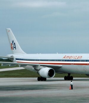 Avión de American Airlines en el Aeropuerto Internacional Las Américas