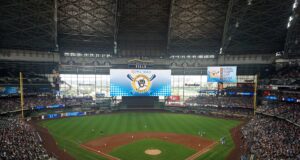 Vista interior del American Family Field de Milwaukee durante un partido de béisbol