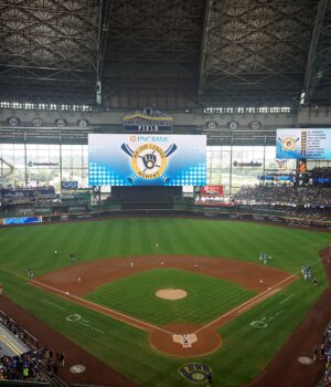 Vista interior del American Family Field de Milwaukee durante un partido de béisbol