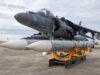 Misiles AIM-120 AMRAAM sobre un soporte frente a un avión AV-8B Harrier II en Cherry Point; archivo del 5 de agosto de 2025.