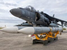 Misiles AIM-120 AMRAAM sobre un soporte frente a un avión AV-8B Harrier II en Cherry Point; archivo del 5 de agosto de 2025.