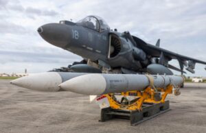 Misiles AIM-120 AMRAAM sobre un soporte frente a un avión AV-8B Harrier II en Cherry Point; archivo del 5 de agosto de 2025.