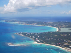 Vista aérea de la costa occidental de Anguila, sede de la primera cumbre caribeña de turismo deportivo
