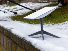 Antena terrestre de Starlink instalada sobre la nieve; imagen de referencia, no del incendio en Polonia
